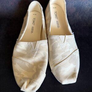 Toms neutral camo canvas slip on flats NWOT